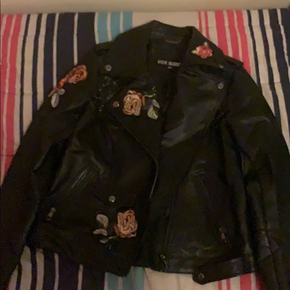 Amazing leather jacket with floral details